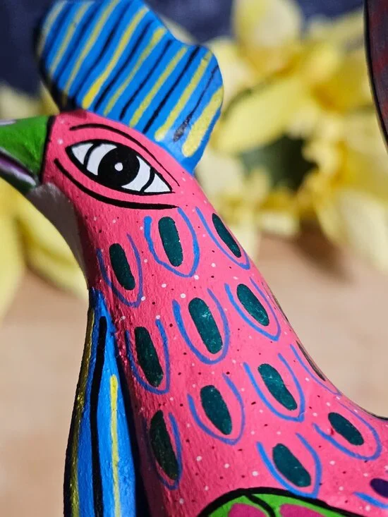 VINTAGE OAXACAN COPAL WOOD CHICKEN CARVING SIGNED BY ARTIST - Picture 1 of 6